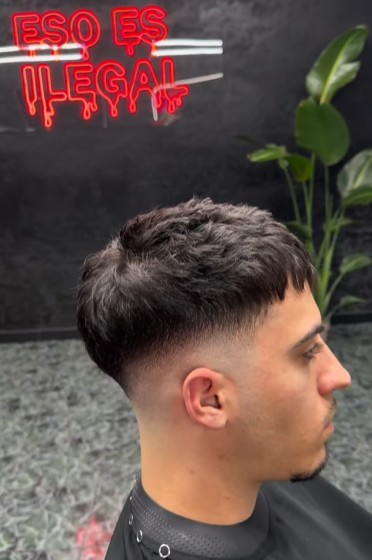 Mullet con degradado bajo y textura en Ilegal Barbershop Cartagena