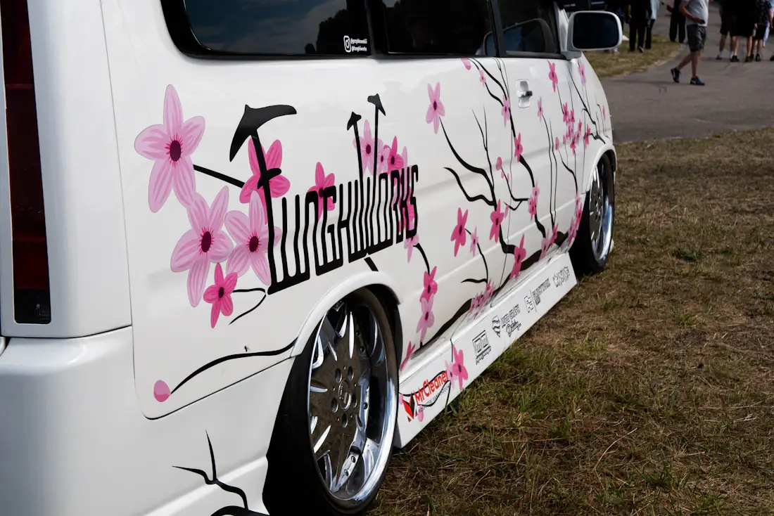 Furgoneta con rotulación de vinilo personalizada
