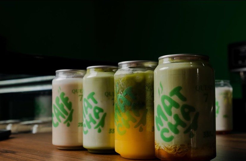 Bebidas de matcha y latas personalizadas de Queso 7