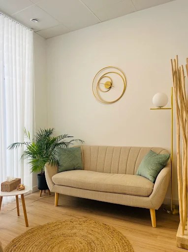 Consulta de Sandra Villegas: sofá beige con cojines verdes, plantas y luz natural